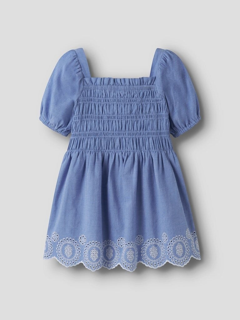 Abito estivo Scugnizzi 0-16 azzurro polvere con corpetto a smock, maniche a sbuffo e bordo in pizzo sangallo bianco.