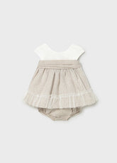 Abito elegante Scugnizzi 0-16 per neonata, corpetto bianco e gonna beige in plumetis con tulle e culotte coordinata.