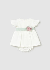 Abito elegante Scugnizzi 0-16 bianco per neonata con fascia verde pastello, fiore decorativo e copripannolino incluso