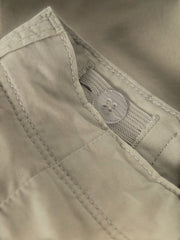 Dettaglio vita regolabile con bottone di bermuda cargo Scugnizzi 0-16 name it in cotone color olivine per bambini