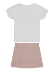Completo Scugnizzi 0-16 Guess per bambina con t-shirt bianca a volant e gonna cargo rosa polvere vista posteriore