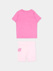 Completo Scugnizzi 0-16 New Balance per bambina con t-shirt rosa acceso e pantaloncini rosa chiaro con logo laterale.