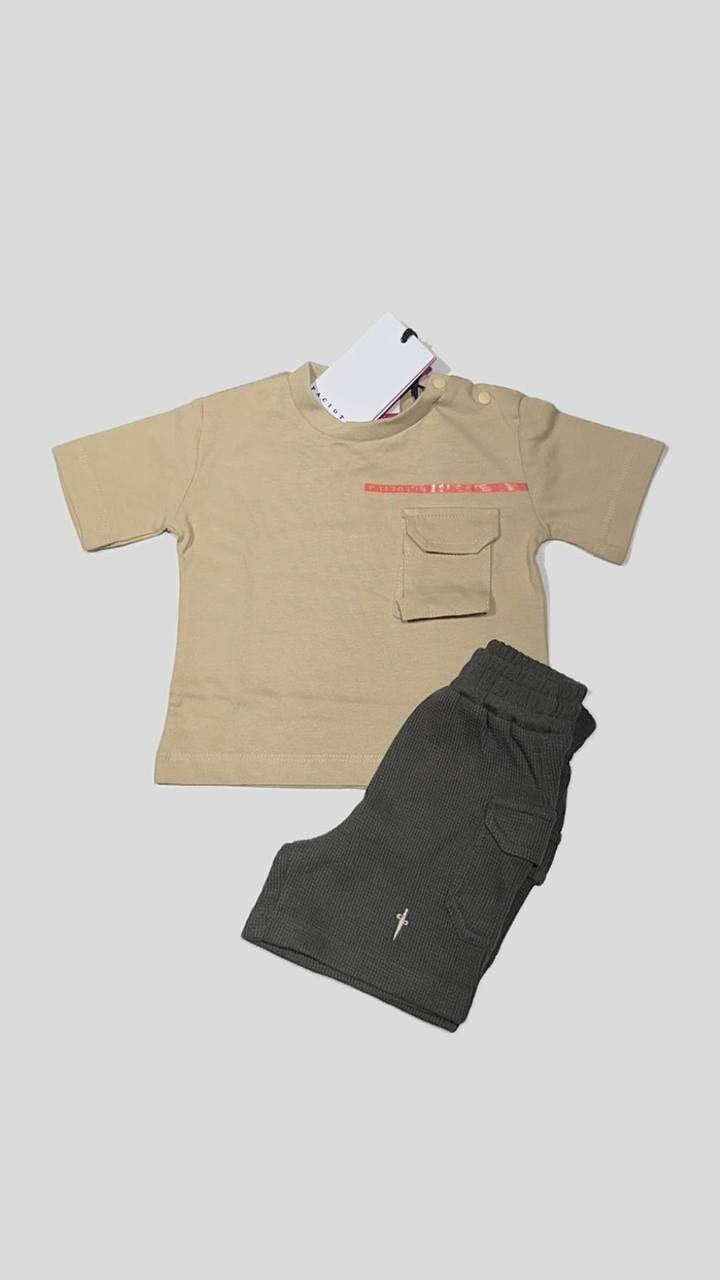 Completo estivo Scugnizzi 0-16 con t-shirt sabbia e pantaloncini grigio scuro in tessuto lavorato per bambino