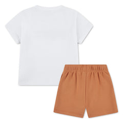 Vista posteriore del completo Scugnizzi 0-16 Lacoste con t-shirt bianca e pantaloncini color cuoio in cotone