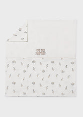 Copertina neonato Scugnizzi 0-16 Mayoral Newborn in cotone bianco con delicata stampa e ricamo centrale di orsetti.