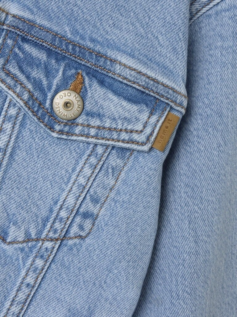 Dettaglio tasca su giacca in denim azzurro chiaro Scugnizzi 0-16 con bottone metallico e logo Name It