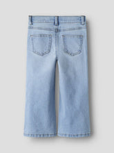Jeans a gamba larga Scugnizzi 0-16 per bambina in denim azzurro chiaro con tasche posteriori, vista posteriore.