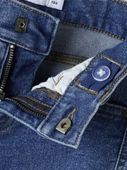 Dettaglio della chiusura con bottone e zip di jeans a zampa blu Scugnizzi 0-16 per bambina in denim resistente