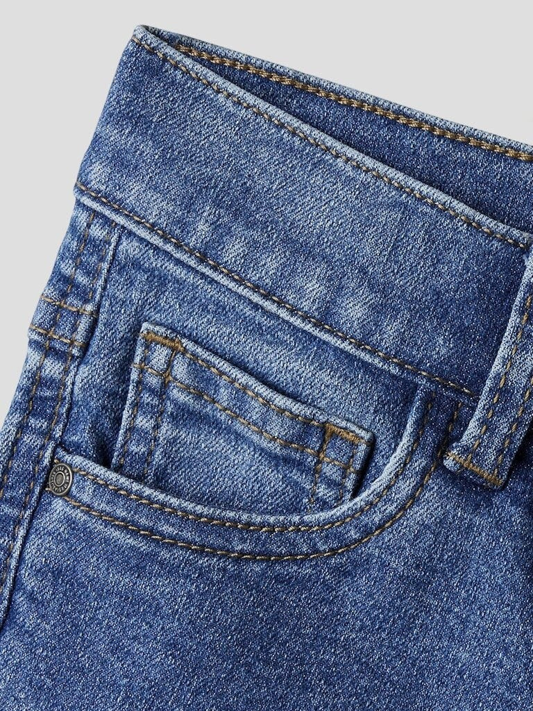 Dettaglio taschino di jeans Scugnizzi 0-16 in denim blu medio con cuciture a contrasto color tabacco e rivetti