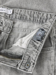 Dettaglio della vita di pantaloni in denim Scugnizzi 0-16 con elastico regolabile interno e chiusura a bottone