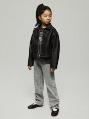 Bambina indossa pantaloni Scugnizzi 0-16 in denim a gamba larga, lavaggio chiaro con strass e giacca nera in ecopelle
