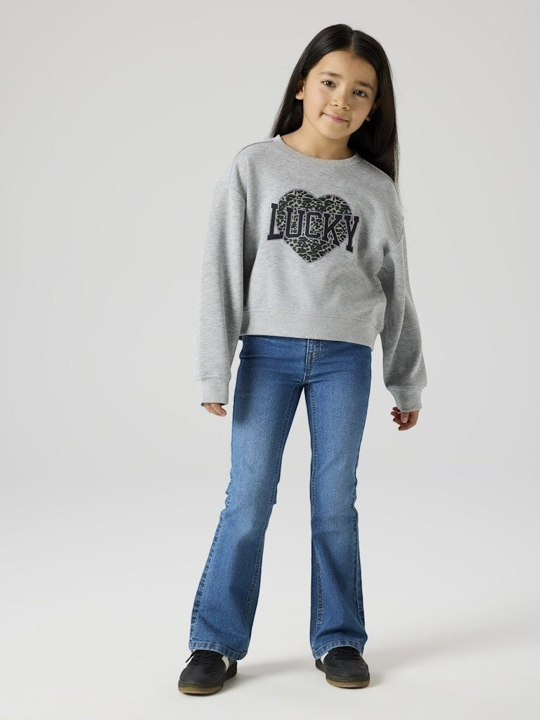 Bambina indossa jeans a zampa Scugnizzi 0-16 in denim blu medio con felpa grigia, look casual e alla moda