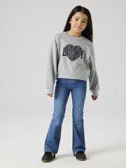 Bambina indossa jeans a zampa Scugnizzi 0-16 in denim blu medio con felpa grigia, look casual e alla moda