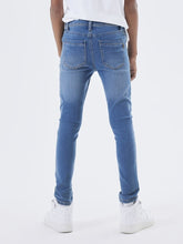 Pantaloni jeans lunghi Scugnizzi 0-16 in denim blu medio con cuciture a contrasto, vista posteriore su bambino