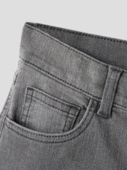 Dettaglio della vita e tasca di jeans grigi Scugnizzi 0-16 in denim resistente con cuciture rinforzate