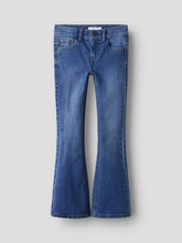 Jeans a zampa Scugnizzi 0-16 per bambina in denim blu medio con design a cinque tasche e chiusura con zip e bottone.