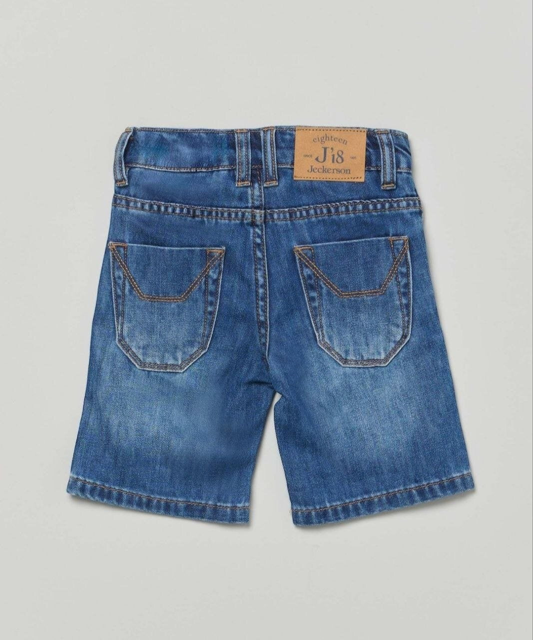 Pantaloncini Bermuda in denim Scugnizzi 0-16 Jeckerson con lavaggio medio, tasche posteriori ed etichetta in ecopelle