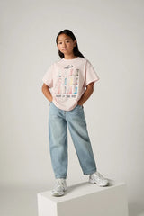 Bambina indossa jeans Levi's a gamba larga con lavaggio chiaro e t-shirt rosa con stampa stivali, Scugnizzi 0-16