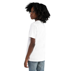 Ragazzo indossa una t-shirt bianca in cotone Scugnizzi 0-16 con logo Levi's, vista posteriore e laterale.