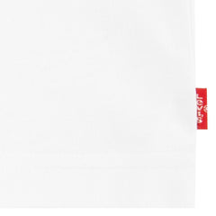 Dettaglio dell'etichetta rossa iconica Levi's su una t-shirt bianca in cotone di Scugnizzi 0-16