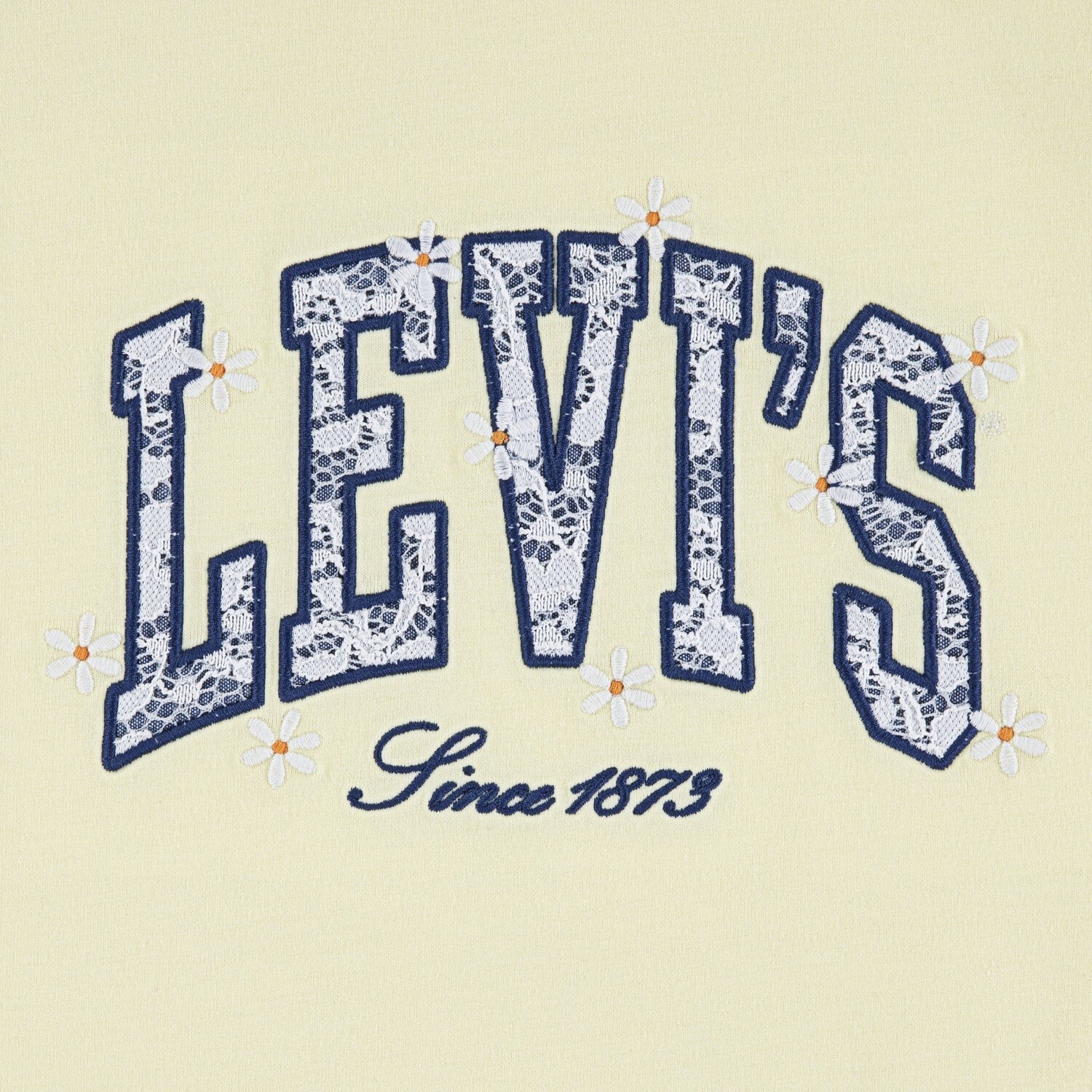 Dettaglio logo Levi's su t-shirt gialla Scugnizzi 0-16 con ricami di margherite e inserti in pizzo bianco