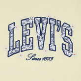 Dettaglio logo Levi's su t-shirt gialla Scugnizzi 0-16 con ricami di margherite e inserti in pizzo bianco