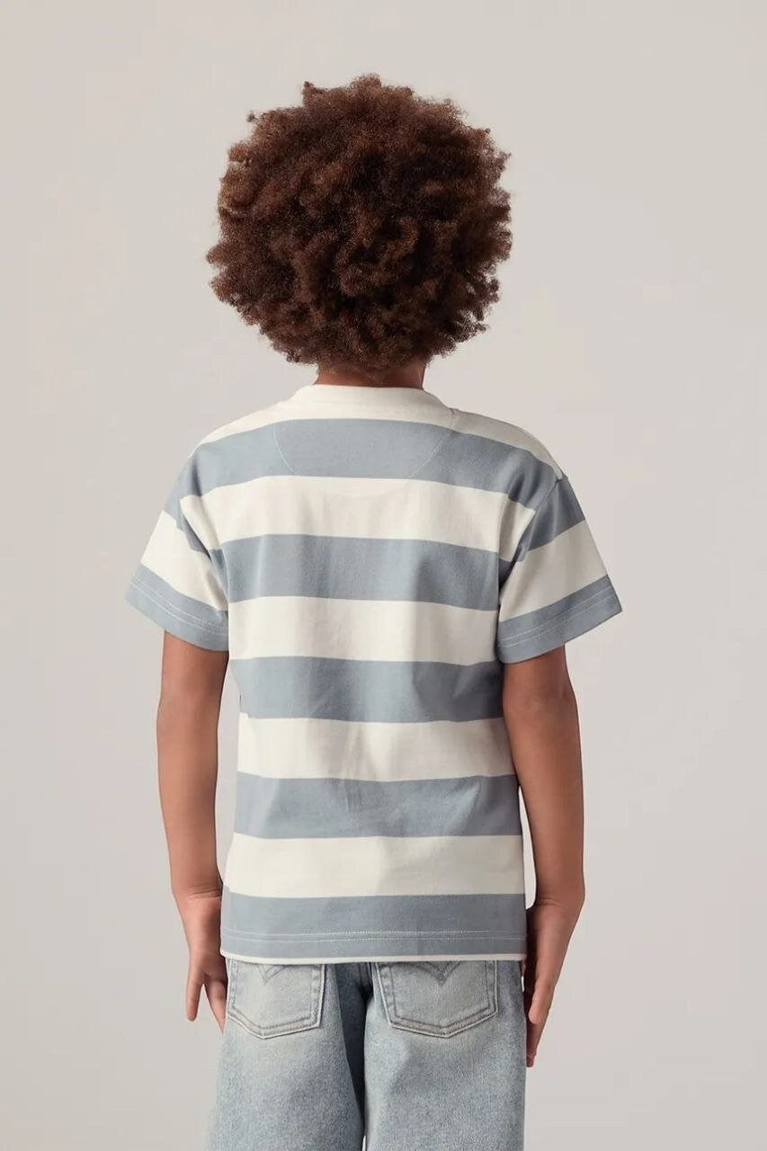 Vista posteriore di una T-shirt a righe bianche e azzurre Levi's indossata da un bambino, Scugnizzi 0-16