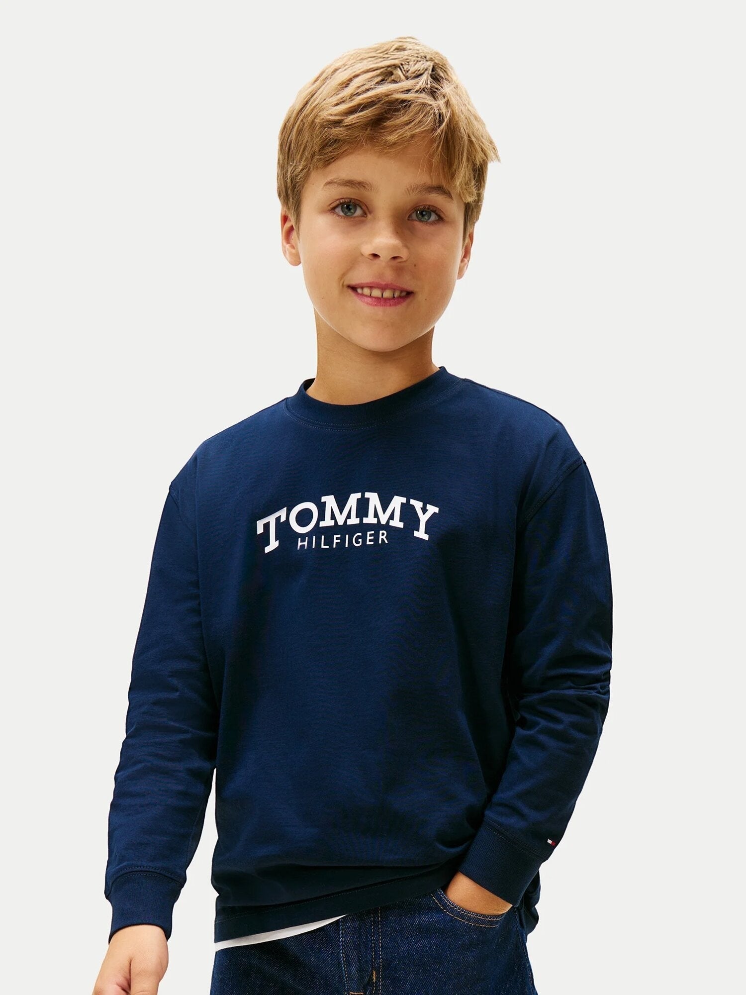 Ragazzo indossa maglia a maniche lunghe blu navy in cotone Scugnizzi 0-16 con logo Tommy Hilfiger bianco sul petto