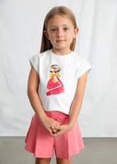Bambina indossa maglietta bianca Scugnizzi 0-16 in cotone con stampa artistica colorata e maniche scese