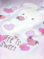 Dettaglio maglietta Scugnizzi 0-16 Name it in cotone lilla con stampa coniglietto, fragole, cuori e scritta Life is Sweet