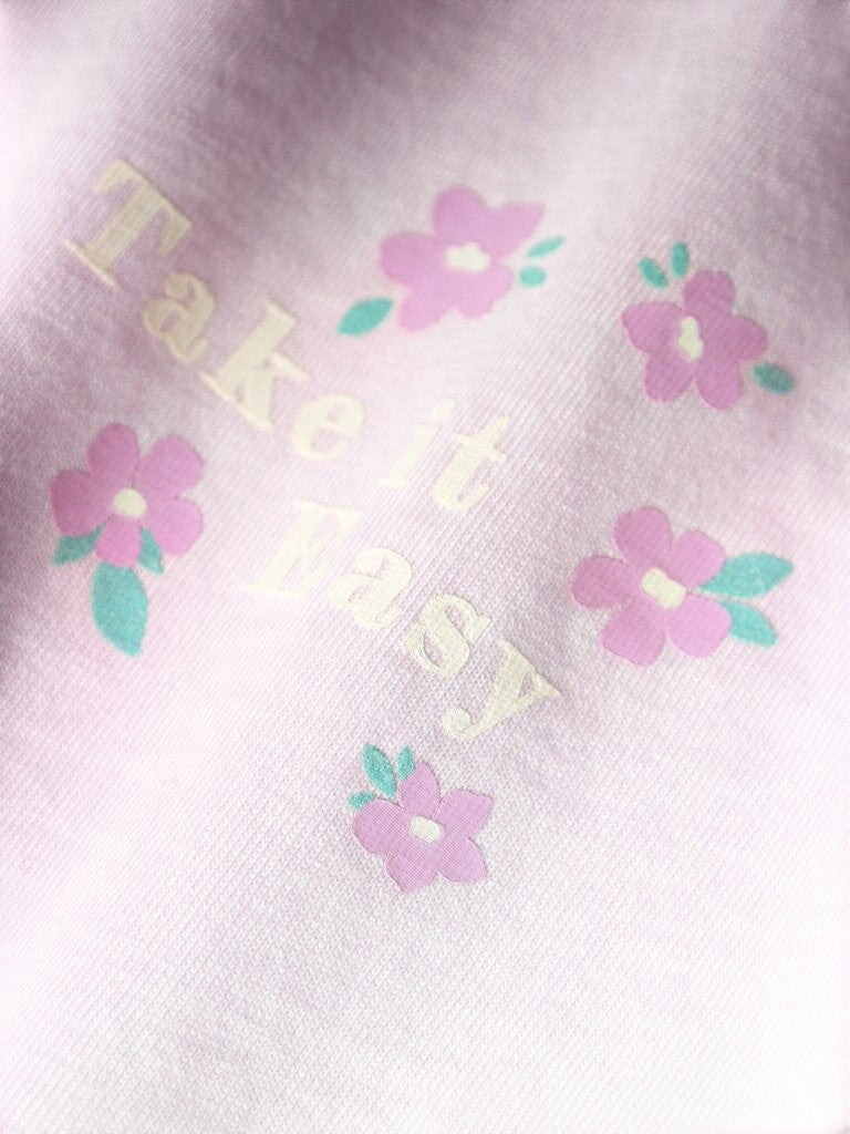 Dettaglio della stampa floreale con scritta Take it easy su maglietta in cotone rosa Scugnizzi 0-16