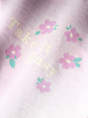 Dettaglio della stampa floreale con scritta Take it easy su maglietta in cotone rosa Scugnizzi 0-16