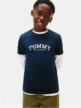Ragazzo indossa maglietta a maniche lunghe Scugnizzi 0-16 Tommy Hilfiger blu e bianca in cotone con logo sul petto