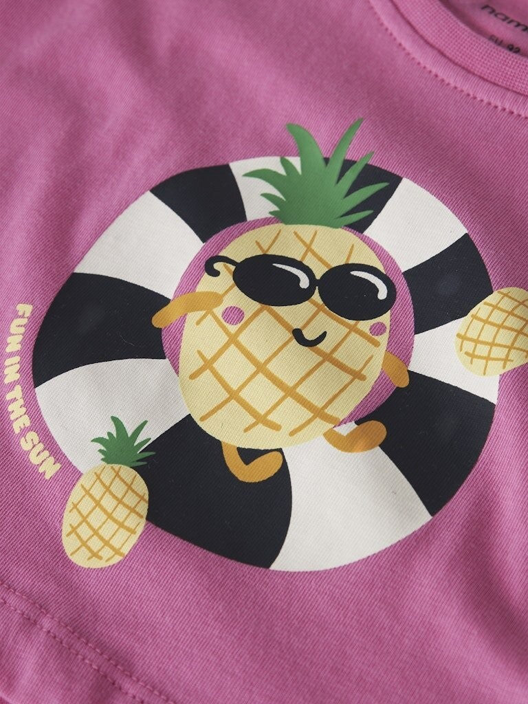 Maglietta Scugnizzi 0-16 rosa in cotone con stampa estiva di un ananas con occhiali da sole su un salvagente