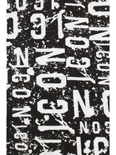 Dettaglio della stampa grafica all-over in bianco e nero su maglietta Scugnizzi 0-16 in tessuto morbido