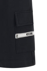 Dettaglio della tasca cargo nera su pantaloncini Bermuda in cotone Scugnizzi 0-16 con logo Moschino a contrasto