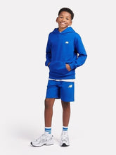 Ragazzo indossa completo Scugnizzi 0-16 New Balance blu elettrico con felpa con cappuccio e pantaloncini sportivi