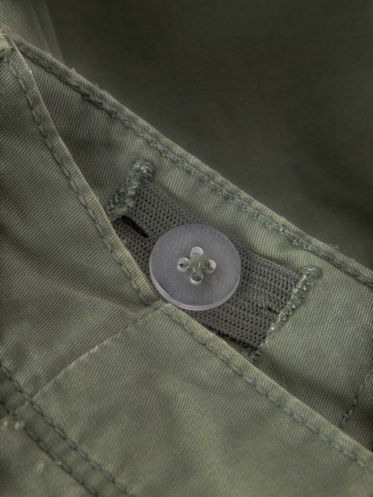 Dettaglio bottone e vita regolabile dei pantaloncini cargo Scugnizzi 0-16 name it in cotone color olivine