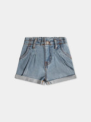 Pantaloncini in denim chiaro Scugnizzi 0-16 con elastico in vita, cuciture a contrasto e fondo con risvolto.