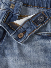 Dettaglio chiusura pantaloncini in denim blu Scugnizzi 0-16 con bottone regolabile interno e zip