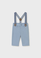 Pantaloni eleganti azzurri Scugnizzi 0-16 per bambino con bretelle a righe rimovibili e dettagli in similpelle.