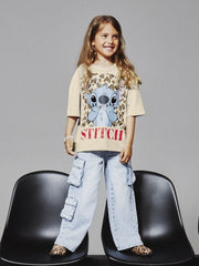 Bambina indossa pantaloni cargo in denim Scugnizzi 0-16 lavaggio chiaro con tasche laterali e t-shirt di Stitch