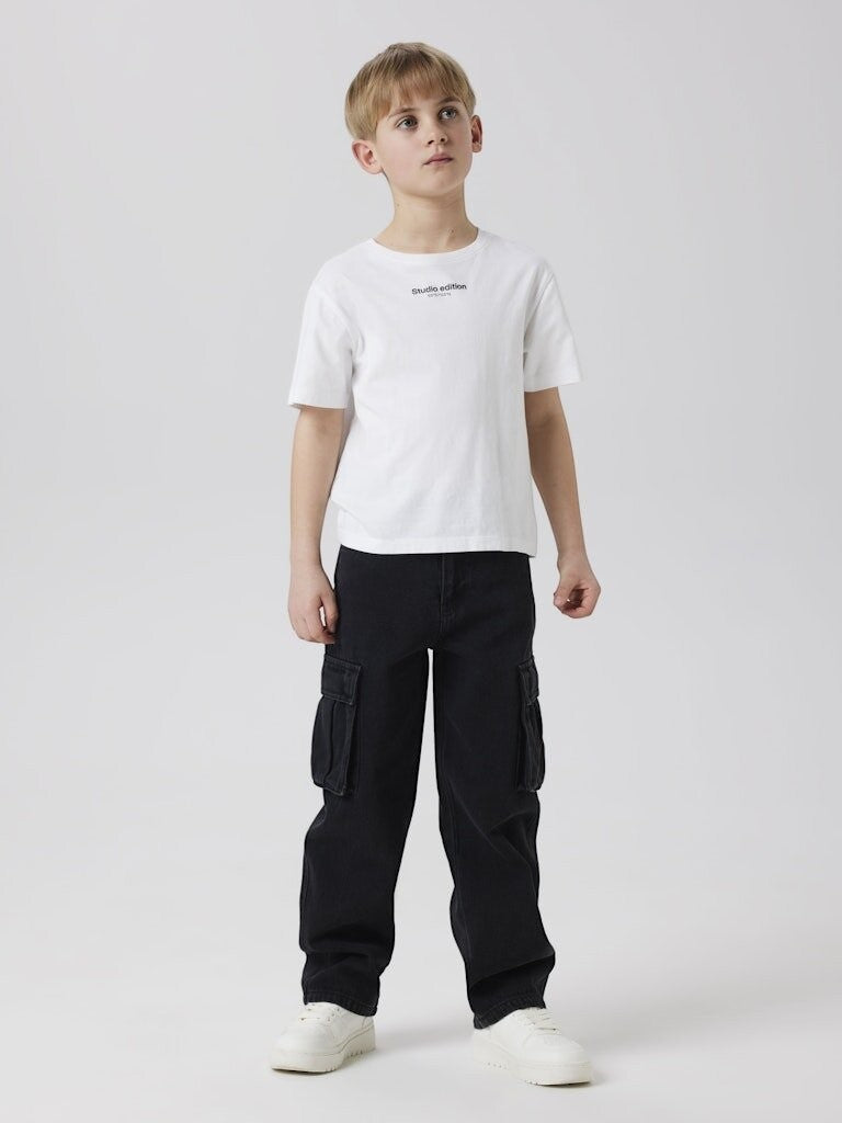 Bambino indossa pantaloni cargo in denim nero Scugnizzi 0-16 con tasche laterali e t-shirt bianca