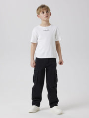 Bambino indossa pantaloni cargo in denim nero Scugnizzi 0-16 con tasche laterali e t-shirt bianca