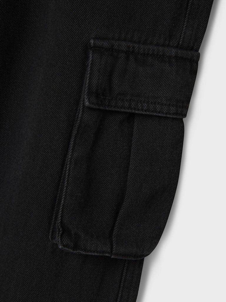Dettaglio della tasca cargo laterale su pantaloni in denim nero Scugnizzi 0-16 per bambini