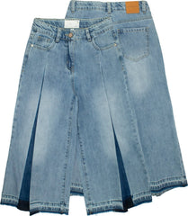 Pantaloni in denim chiaro Scugnizzi 0-16 con pieghe frontali, vita alta e fondo sfrangiato dal design contemporaneo.