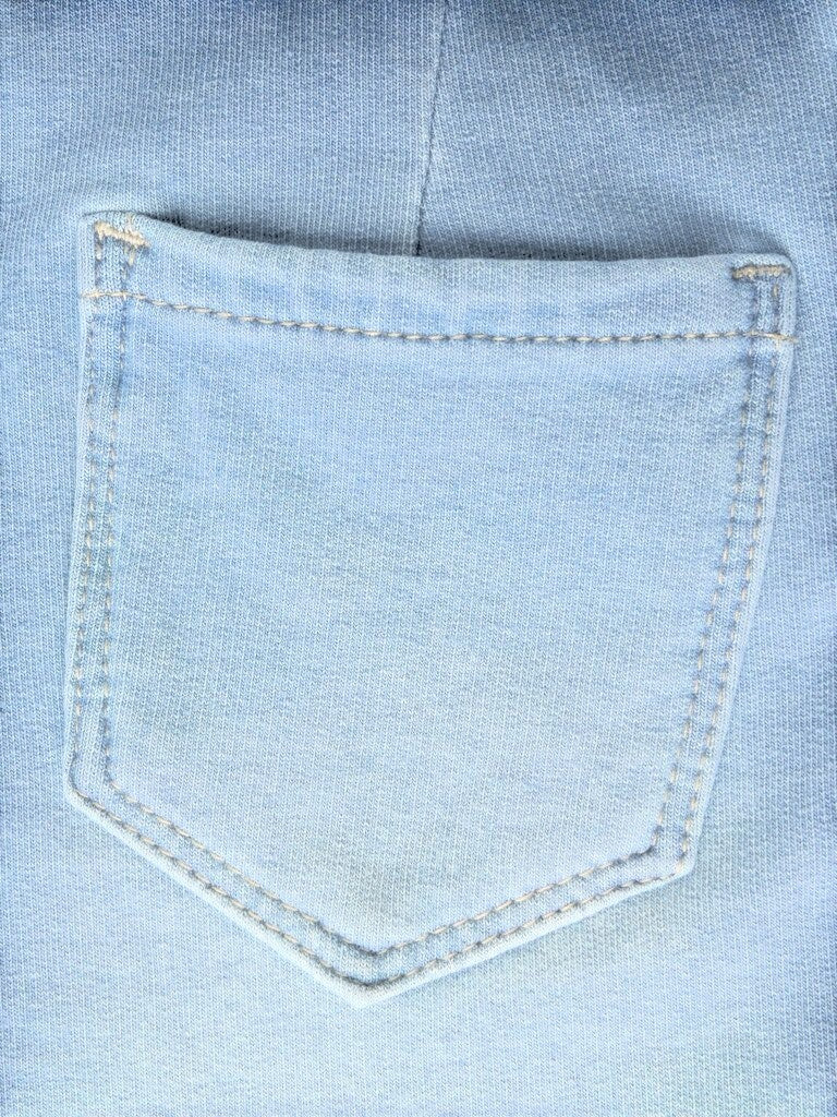 Dettaglio della tasca posteriore applicata su pantaloni in denim azzurro chiaro Scugnizzi 0-16 con cuciture a vista