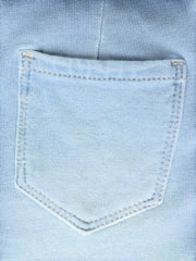 Dettaglio della tasca posteriore applicata su pantaloni in denim azzurro chiaro Scugnizzi 0-16 con cuciture a vista