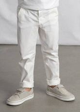 Pantaloni eleganti bianchi Scugnizzi 0-16 con risvolto sul fondo, ideali per cerimonie e occasioni speciali.