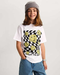 Ragazzo indossa una t-shirt bianca Scugnizzi 0-16 in cotone con stampa grafica a scacchi e faccine smiley gialle